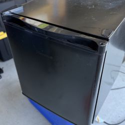 Hisense 1.6 Cu ft Single Door Mini Fridge