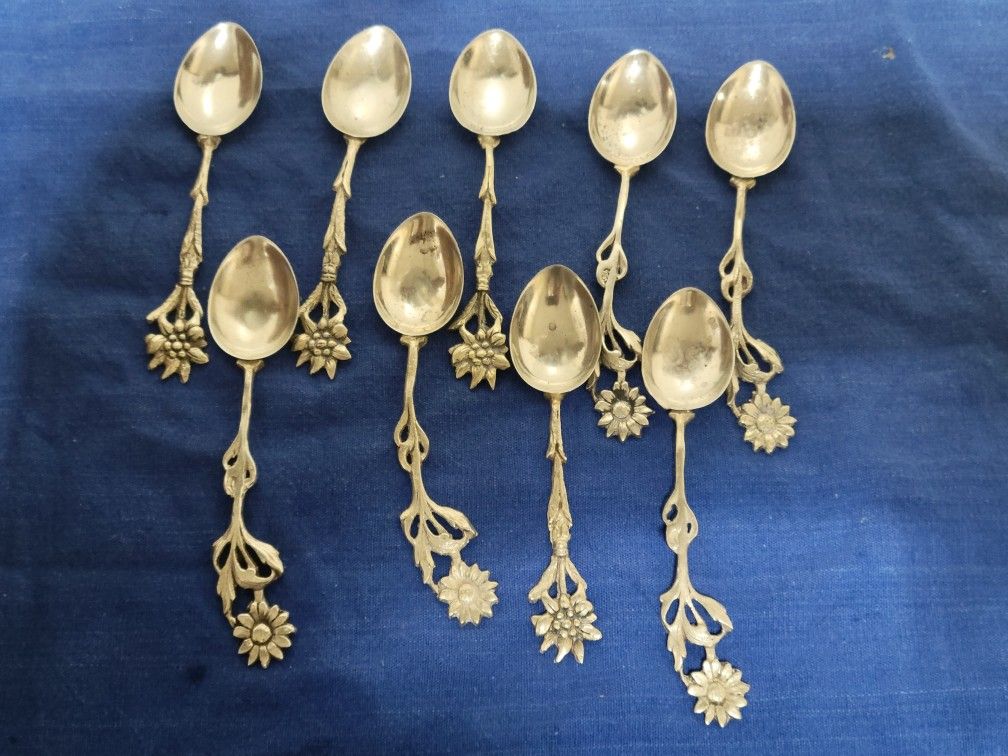 Italy vintage spoon with Sunflower Handles Silver Plate,
Set of (9)see pics for measurements details.