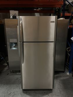 FRIGIDAIRE TOP FREEZER REFRIGERATOR IN STAINLESS STEEL