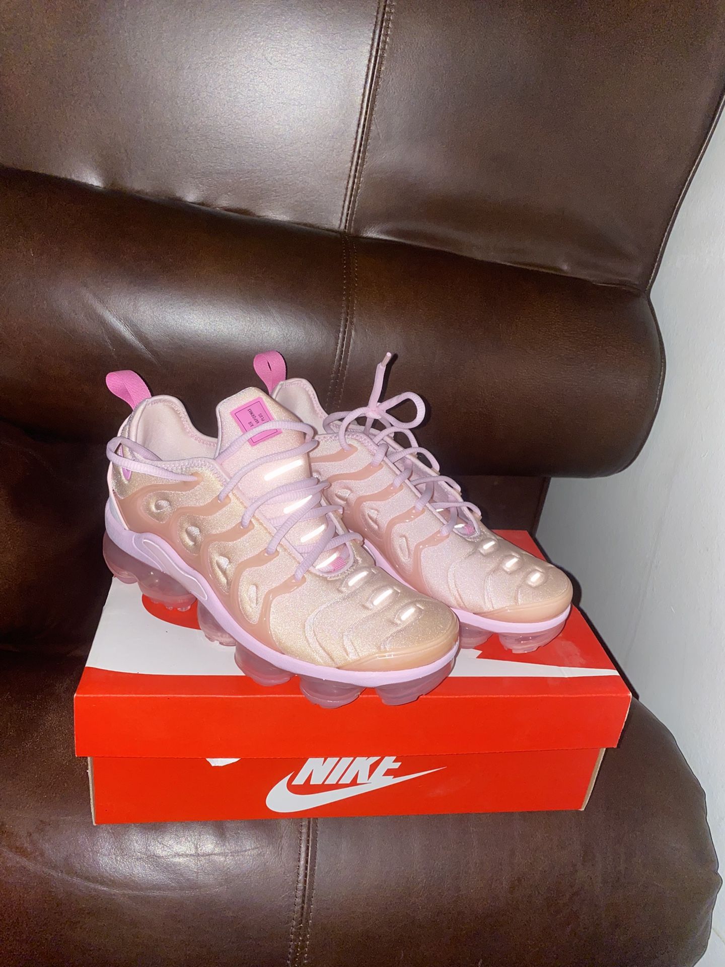 NIKE AIR VAPORMAX PLUS - WOMENS PINK