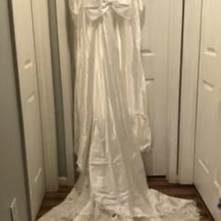 NEW… WEDDING DRESS and ACCESSORIES.  LS... SIZE: 44 (22/24)?