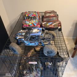 1 Axial Bomber And 2 Traxxas Slash 2wds