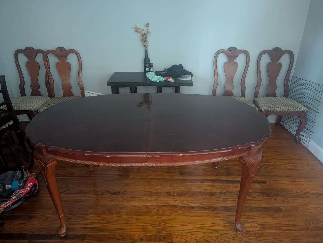 Dining table with 4 Chairs