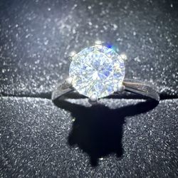 VVS1 Moissanite Engagement Ring 