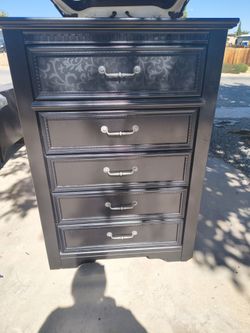 Black 5-Drawer Chest Dresser