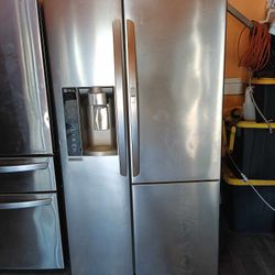 Side By Side Refrigerator With Easy Access Door, LG Brand. Plus 4-month Of Warranty 