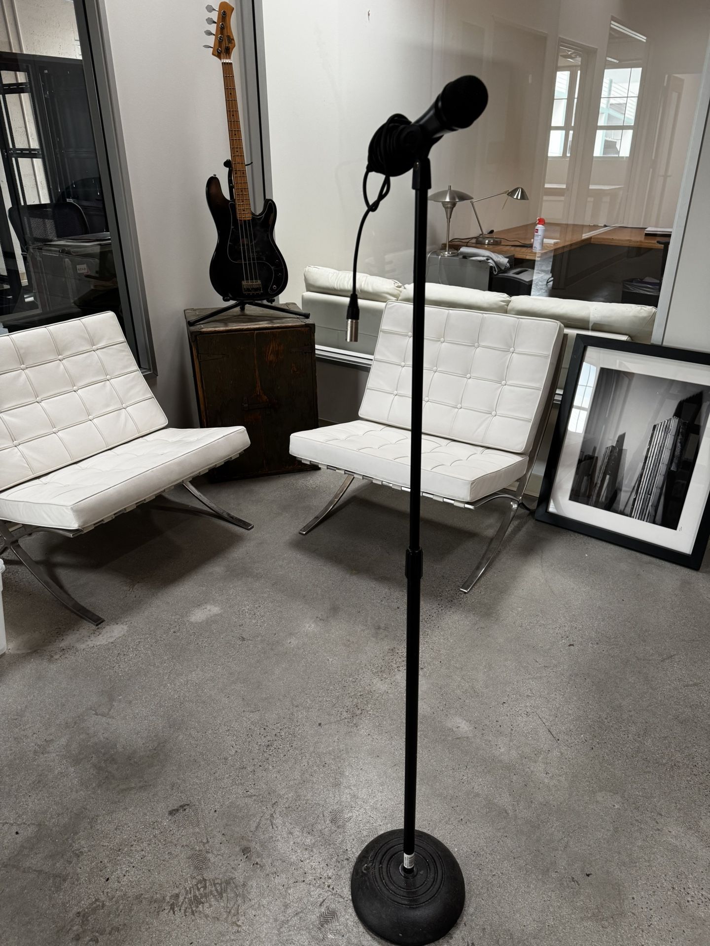 $90 OBO - Sennheiser E835 Microphone + Heavy Mic Stand w/ Cable β Marina Del Rey