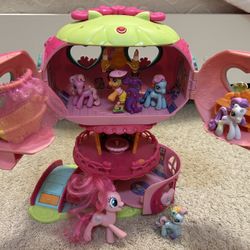 Hasbro My Little Pony Playset Pinkie Pie's Balloon House with 6 Ponies Ages 3+