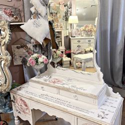 Beautiful Vintage Vanity 