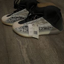 NEW YEEZY QNTM BOOST Size 10 US