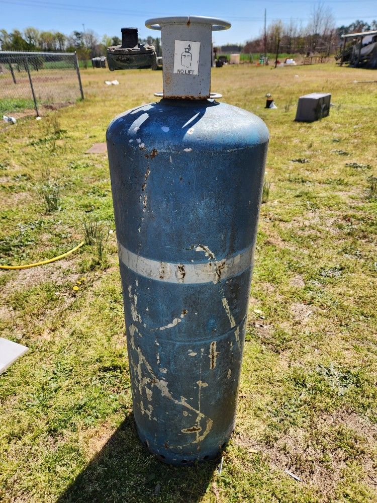 100 Pound Propane Tanks