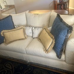Nice White Couch With Pillows