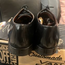 Son zapatos de vestir color negros