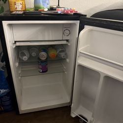 Mini fridge 