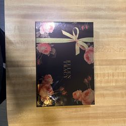 Woman’s perfume set