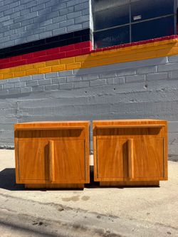 Pair of Rare Paul László Inc. Beverly Hills Custom Ribbon Grain Mahogany Nightstands