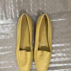 Ladies  Flat, Nice Yellow Leather Mocassin  Size 9.5 M