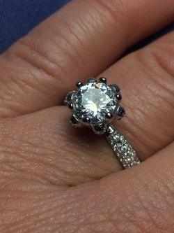 Women’s classic wedding engagement ring Size 9