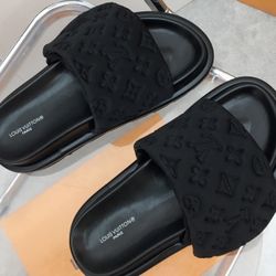 Monogram Slides: Iconic Pattern on Stylish Black Slippers(BOA)48