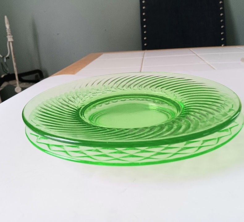 Green Optic Swirl 8" Round Uranium? Glass Plates Set Of 2 Dinnerware