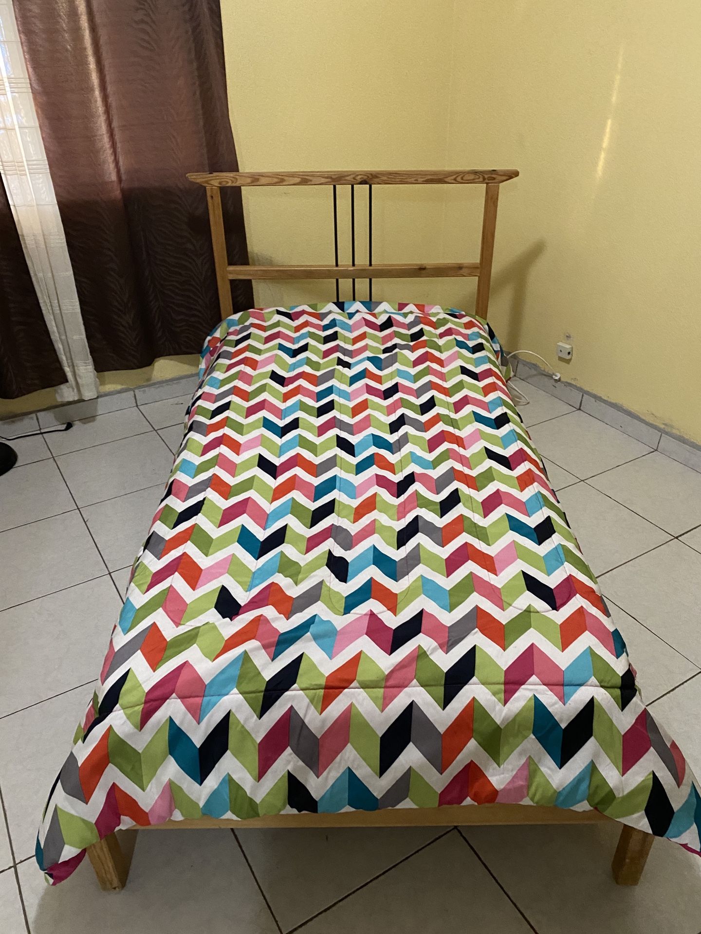 IKEA Toddler / Twin Wood Bed With Matress / Cama Individual De Madera on Colchón