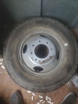 Ford 8 Lug 16 Wheel Original Spare Tire From 2002 F350 LT245/75 R17