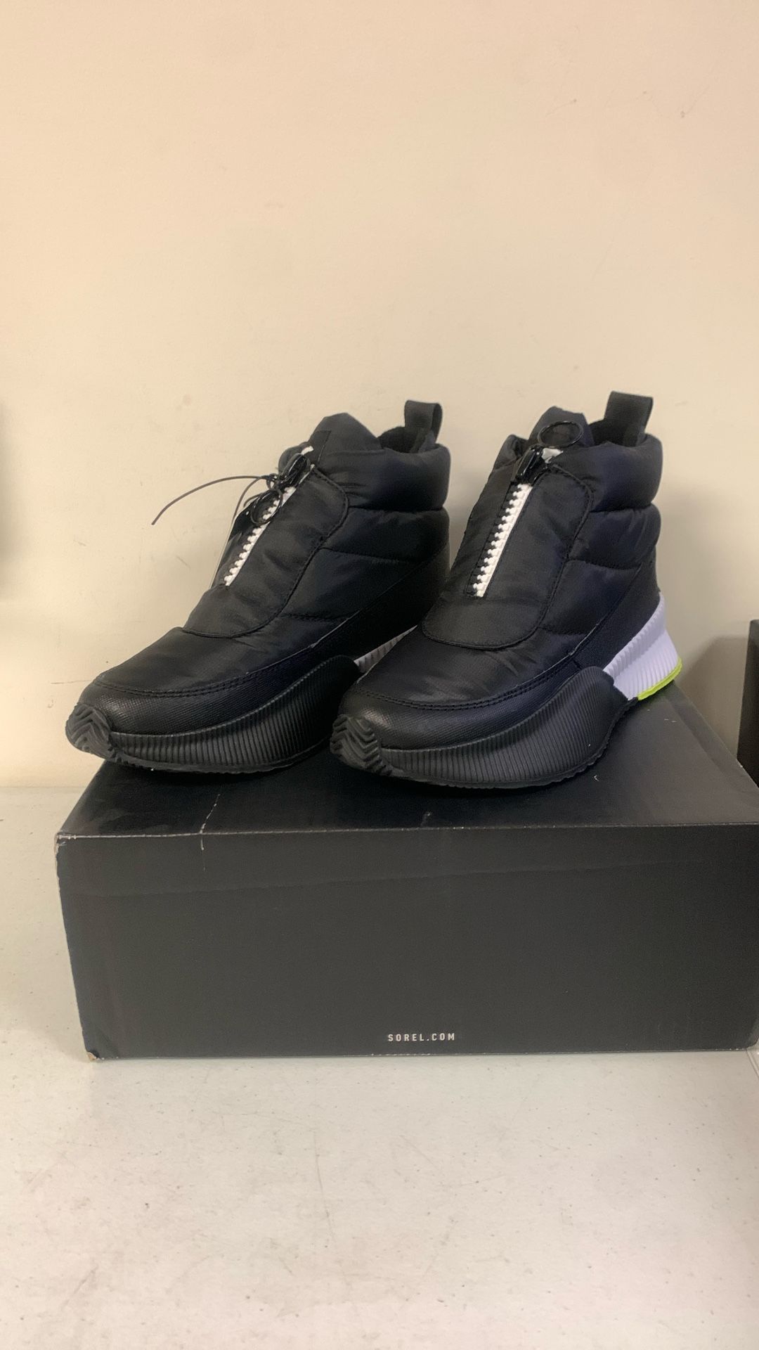 Sorel Women’s Snow Boots Walking Shoes Sz 8. Black/White