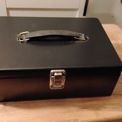 Cash box w/ lock & anti-theft wire