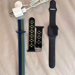 Apple Watch Series 4 (40mm) Bundle -  condition good