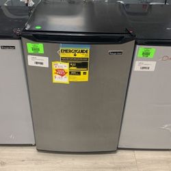 MAGIC CHEF HMTR450SE MINI FRIDGE BL1C8