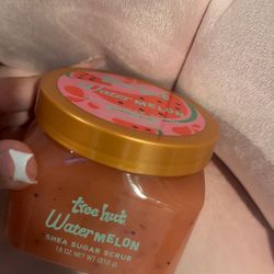 Little set tree hut and bath sponges