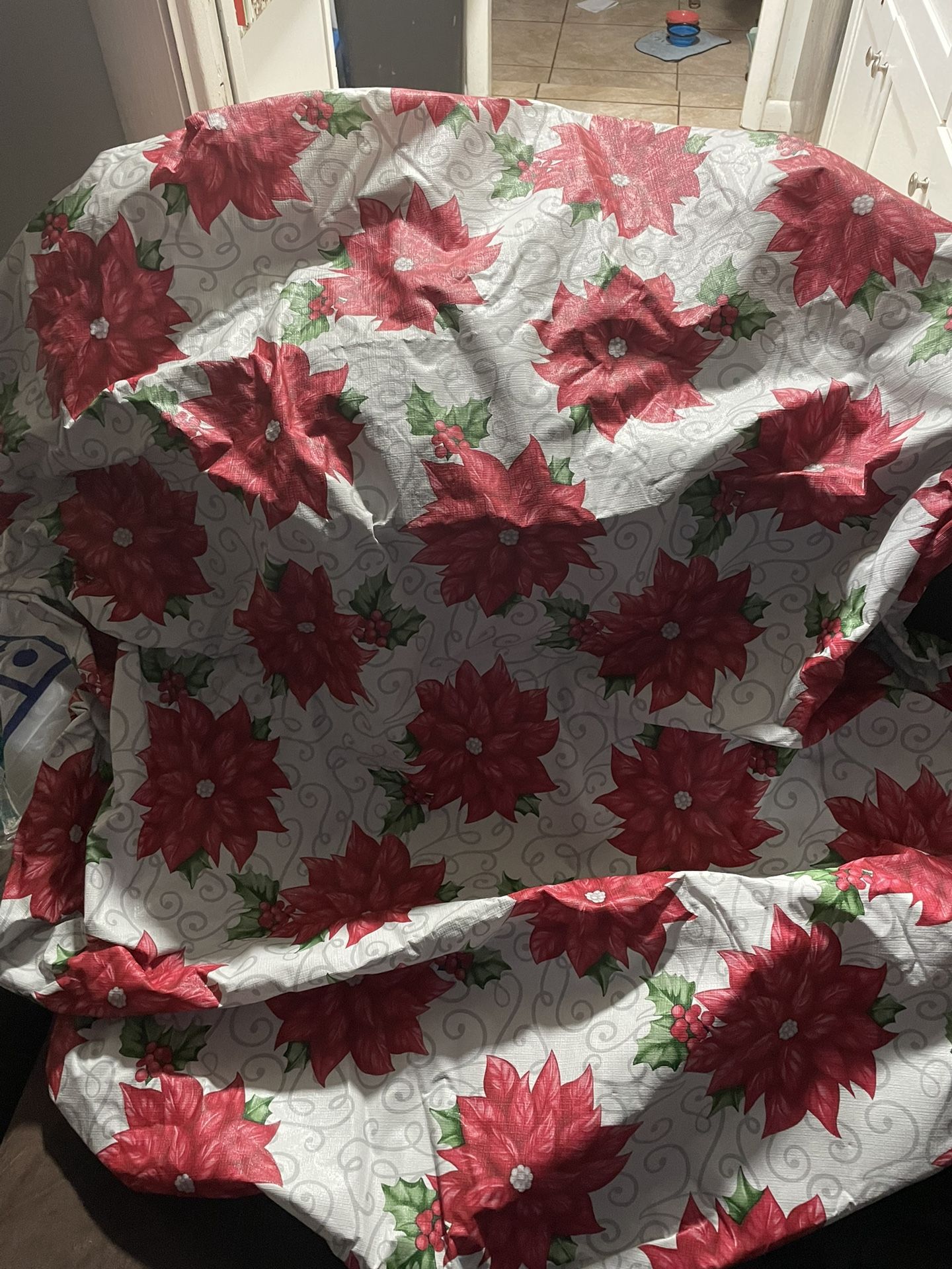 Holiday Winter Christmas Poinsettia Vinyl Tablecloth with Flannel Back Oblong