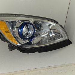 BUICK VERANO  RIGHT SIDE HEADLIGHT 