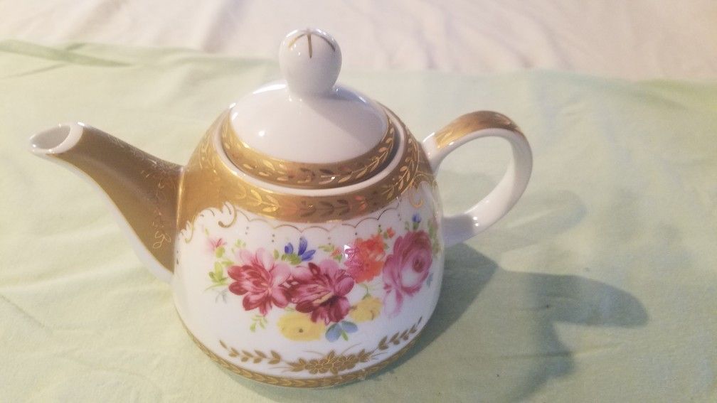 Royal Scotland Small Tea Pot.fine China. Floral Patterns. Woodland Hills,Ca