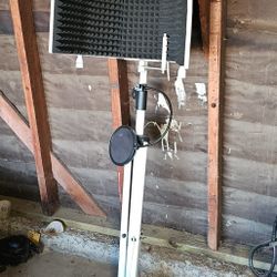 Mic Isolation Shield w/ Stand & Pop Filter