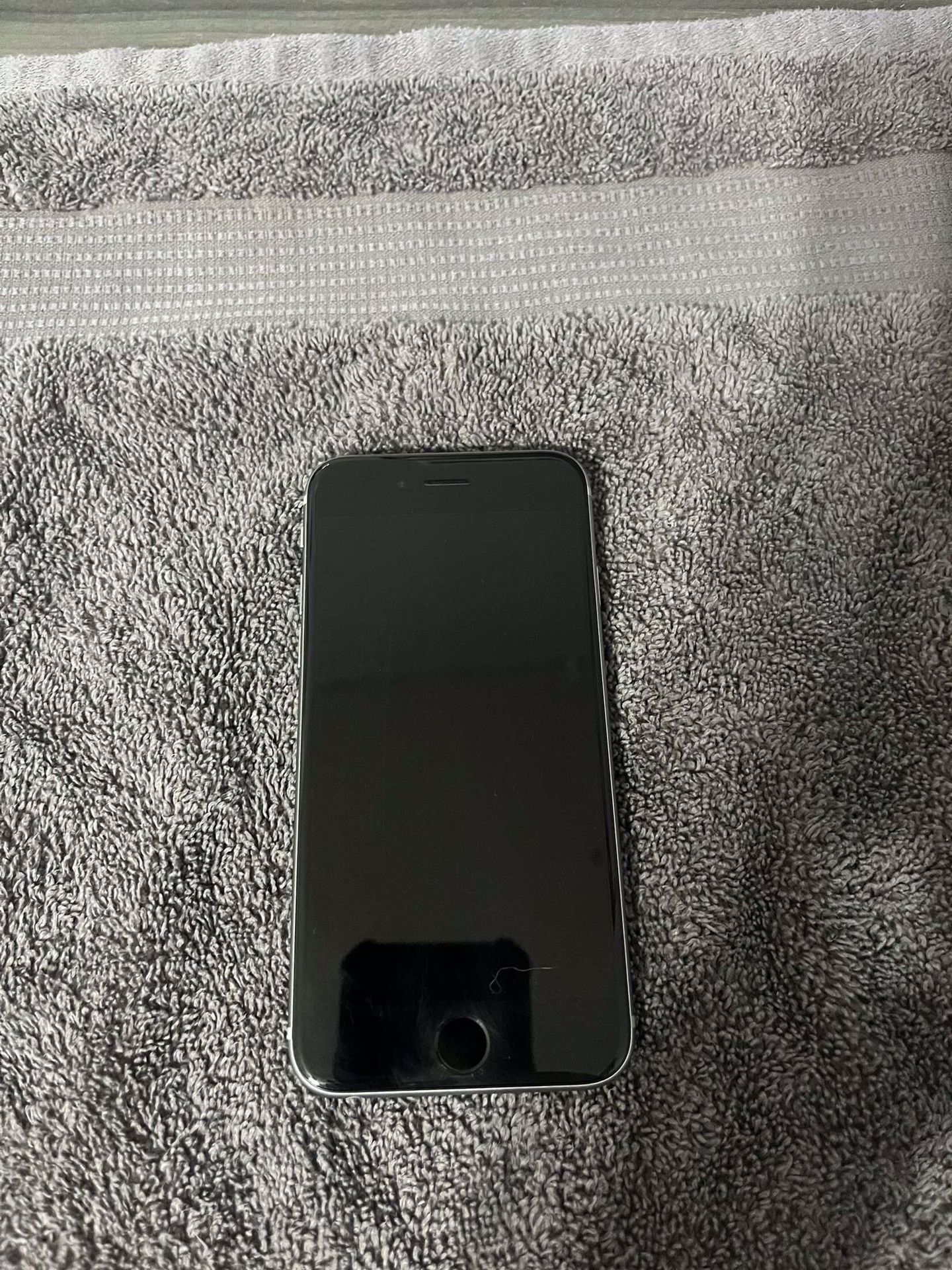 Apple Iphone SE Used Doesn’t Turn On Can Be Used For Parts