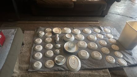 Frank Lloyd Wright Imperial fine china, manufactured by Noritake and retailed by Tiffany & Co.  70 peace.