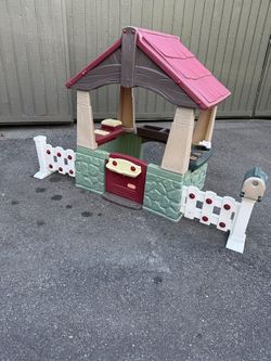 Little Tikes Playhouse with Fence & Mailbox