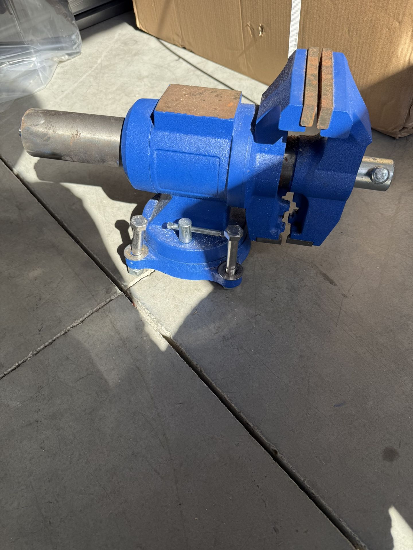 Heavy-Duty Bench Vise – 5” Swivel Base with Anvil