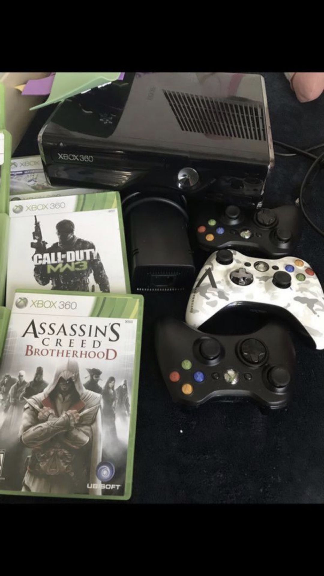 Estoy vendiendo este Xbox 360 con 3 controles y 17 movie está en buenas condiciones