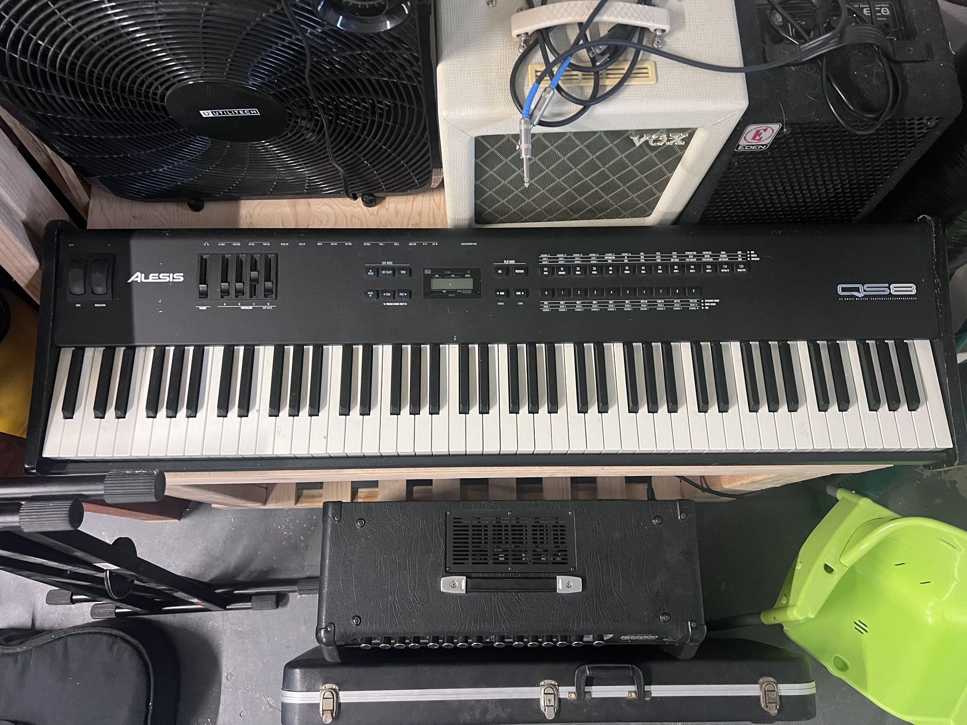 Qs8 64 Voice Master Controller/ Synthesizer Keyboard With Stand