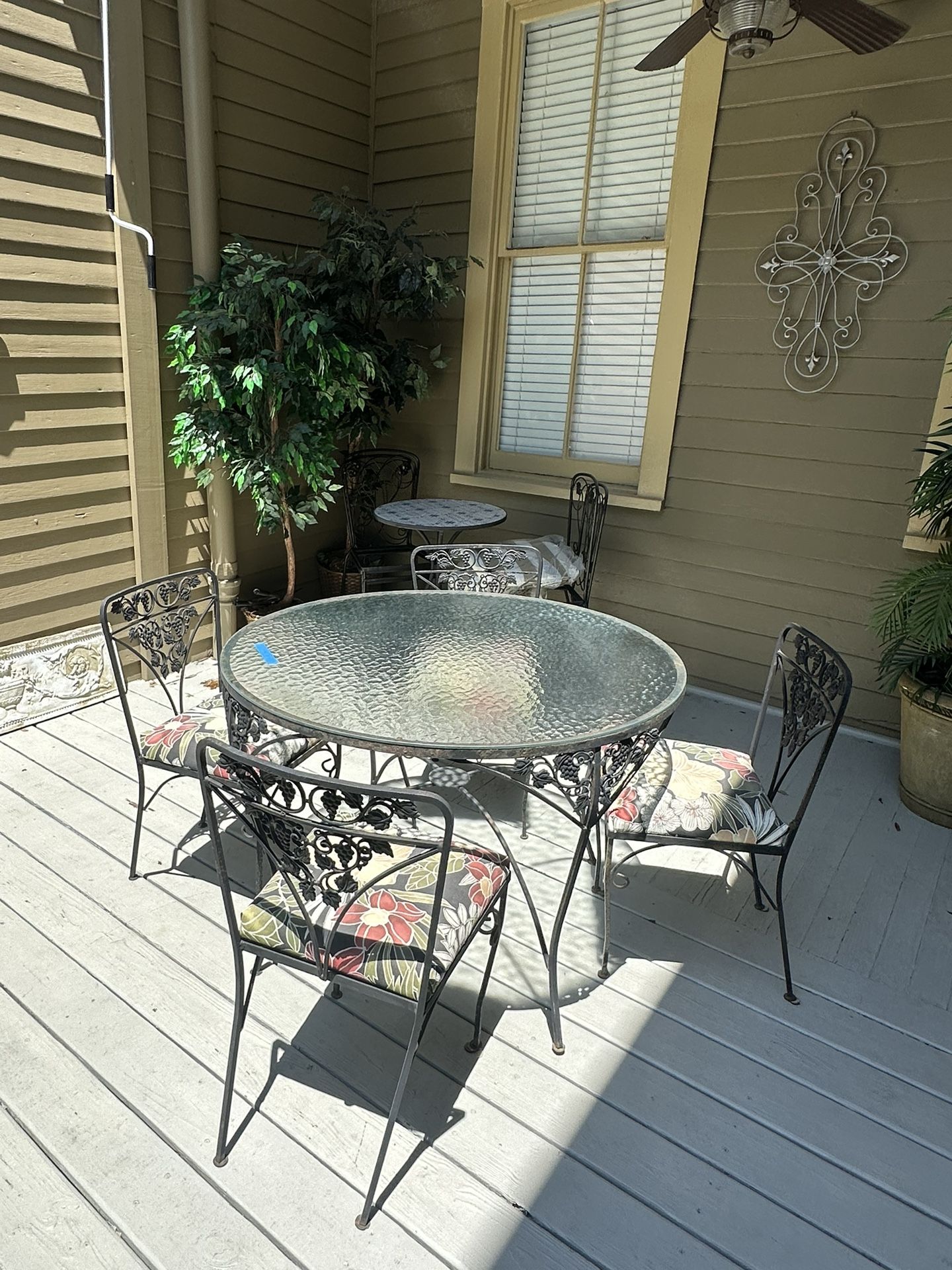 Woodard Vintage Table and 4 Chairs