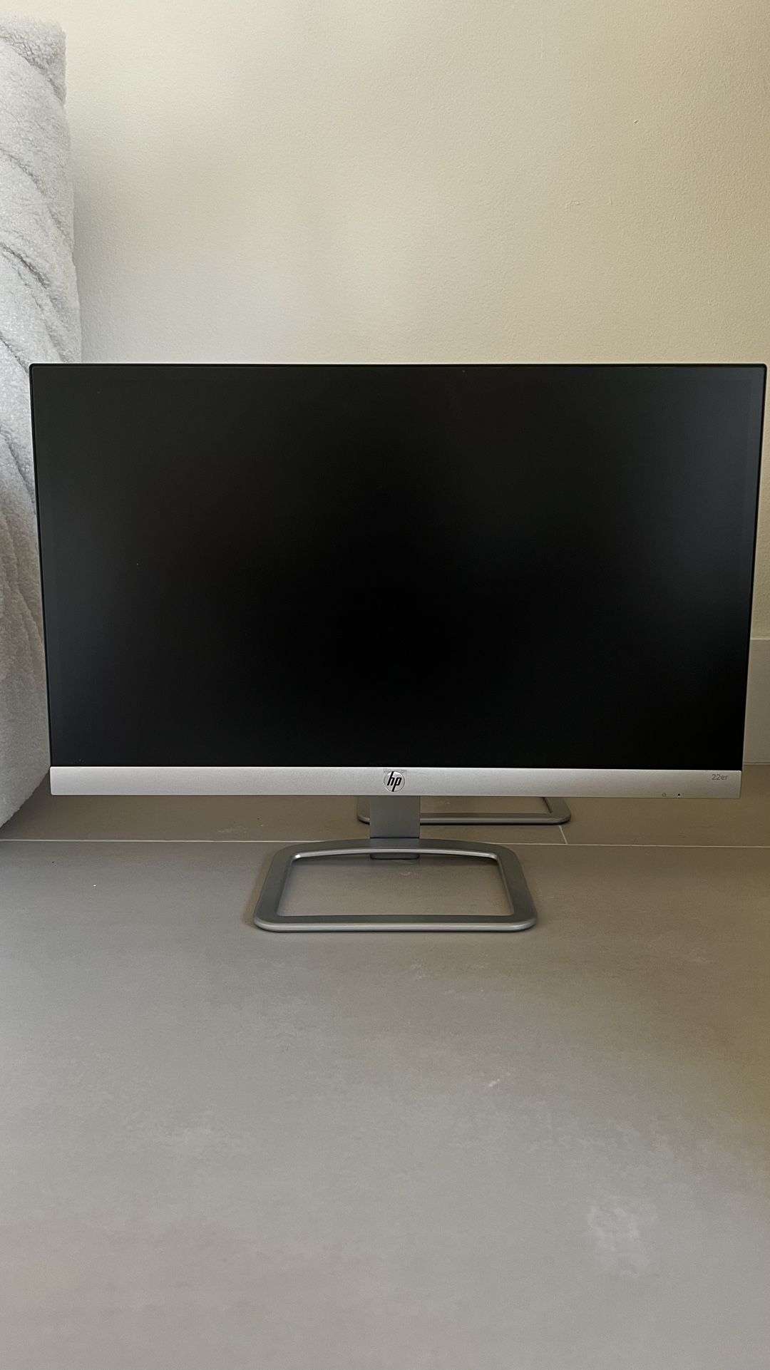 2 HP Monitors (22” & 23”)