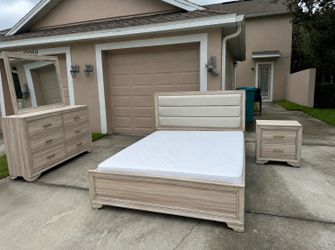 Gorgeous Queen bedroom set from Rooms to go
