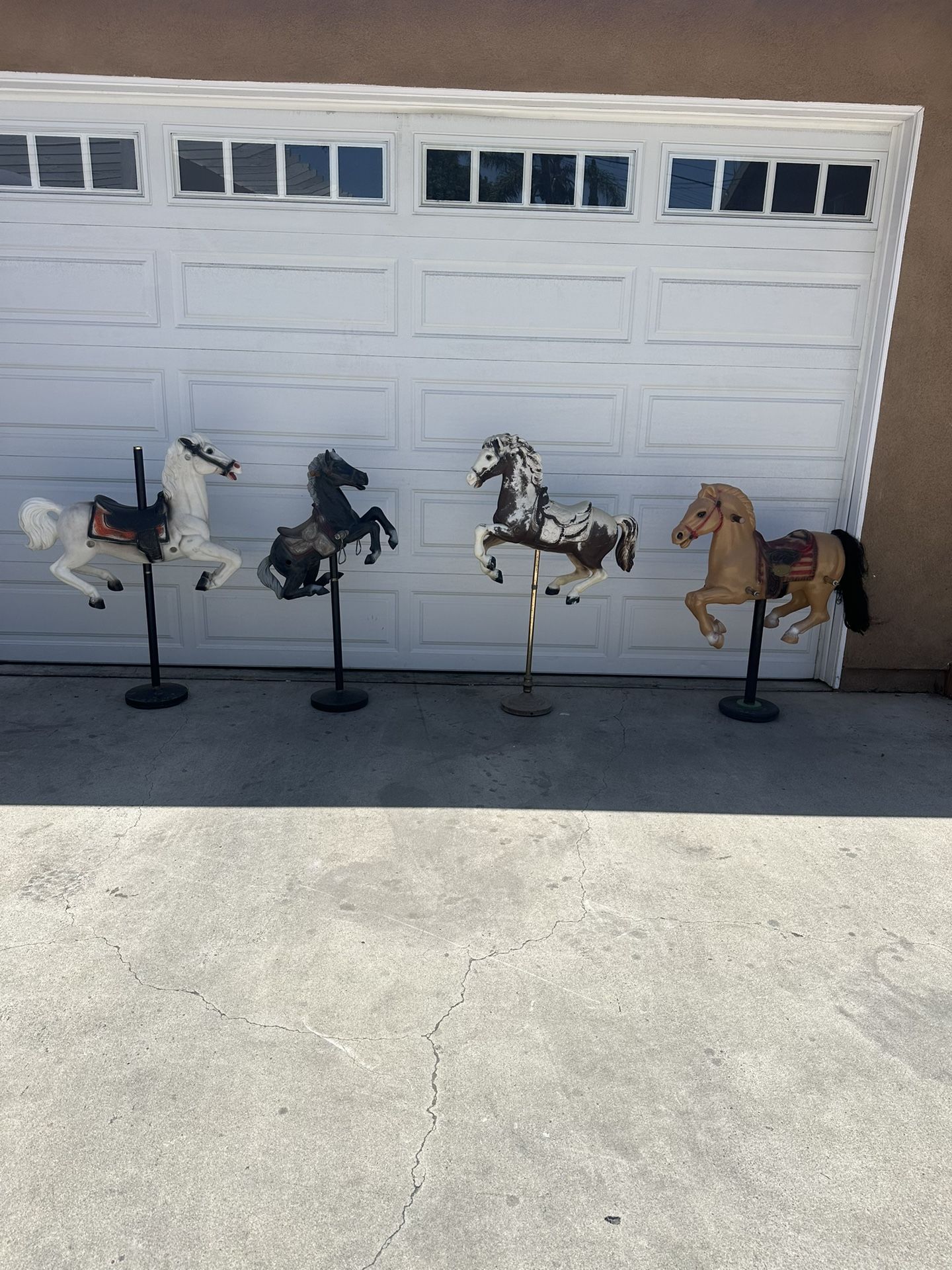 4 Plastic Vintage Merry-Go-Round Horses (for Decoration)