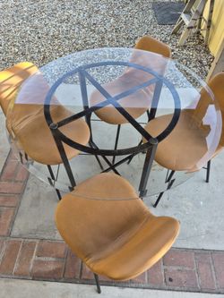 Kitchen glass stable with metal chairs
