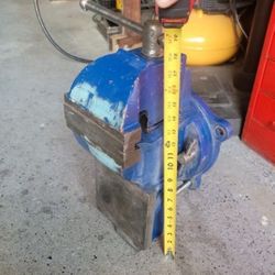 Large Vintage 6-in Heavy Duty Bench Vise With 6.6 In Opening