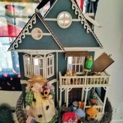 VINTAGE DOLL HOUSE 