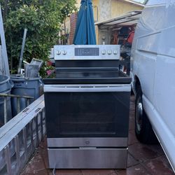 GE Electric Stove With Air Fry 