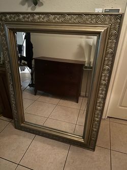Large Decorative Wall Mirror – 32” x 42” – Excellent Condition